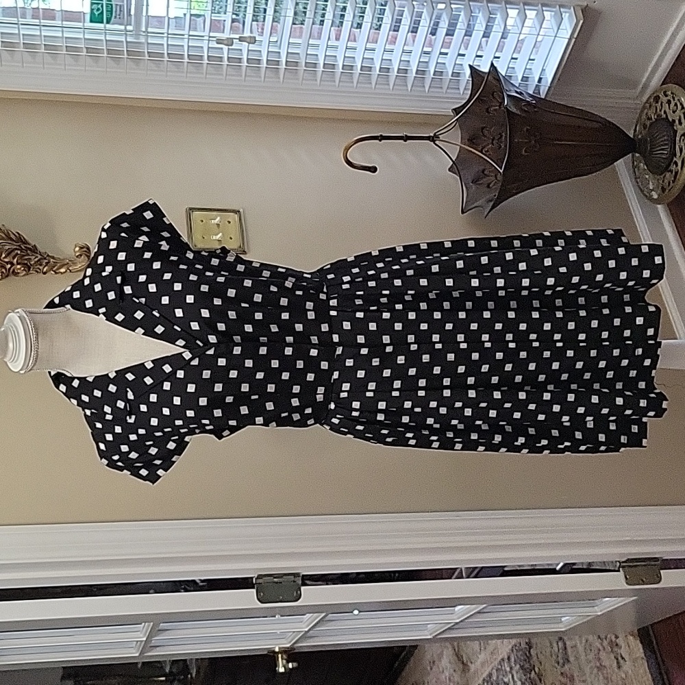 Suzy Chin Maggy Boutique black white geometric short sleeve dress pleats 10 EUC…
